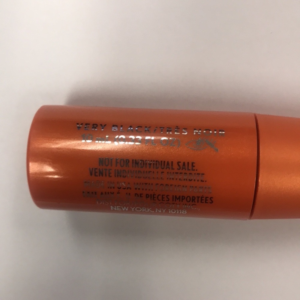 🌟4/$10 Sale🌟 Covergirl Lash Blast Mascara Sample shade Very Black Travel Mini - Picture 2 of 6